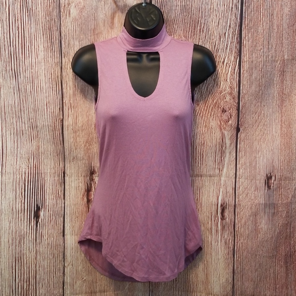 Sleeveless choker neckline top